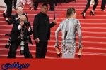 اعتراض با پای برهنه بر روی فرش قرمز کن